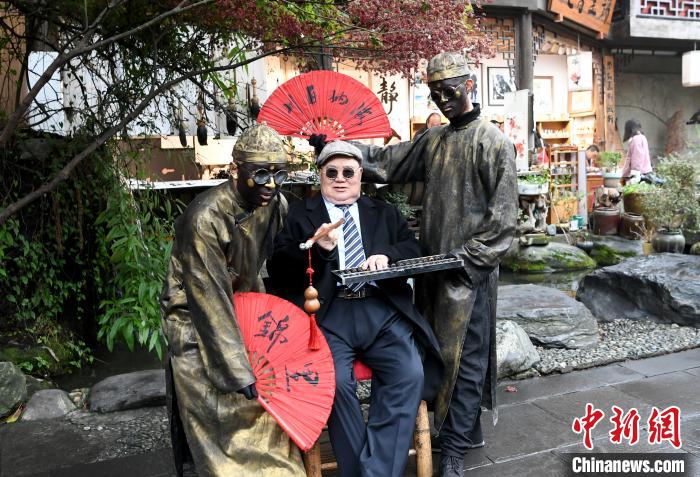 スタチューパフォーマンスのパフォーマーと写真を撮る男性（撮影?安源）。