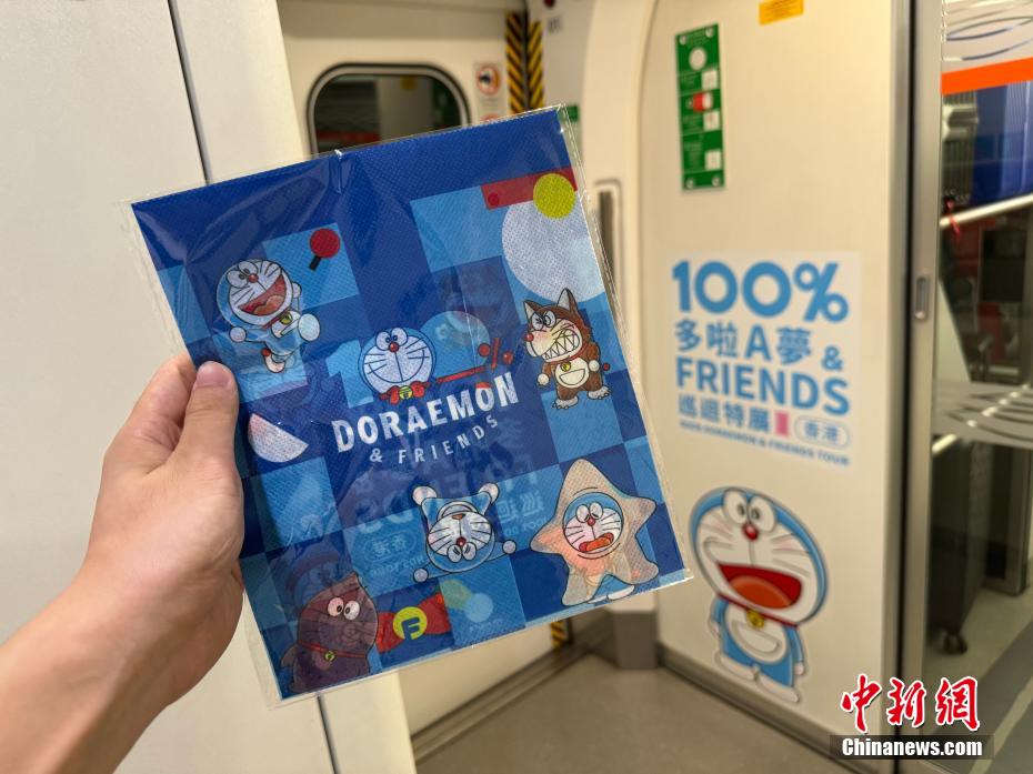 「100％ドラえもん＆フレンズ」をテーマにしたヘッドレストカバー（撮影?陳子彦）。